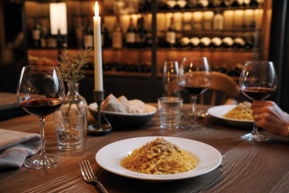 Cena in enoteca con vino e piatti delle Langhe