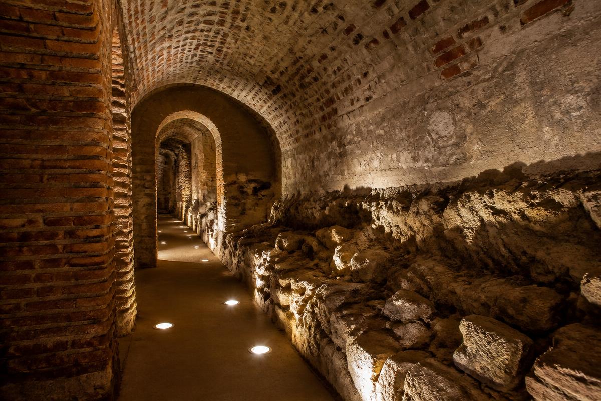 Percorso storico sotterraneo ad Alba con archi in mattoni